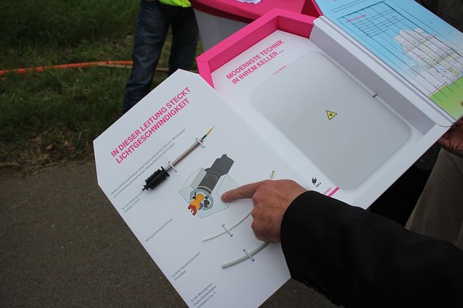 Offizieller Baustart zum geförderten Breitbandausbau (Foto: Karl-Heinz Herrmann) Offizieller Baustart zum geförderten Breitbandausbau (Foto: Karl-Heinz Herrmann)