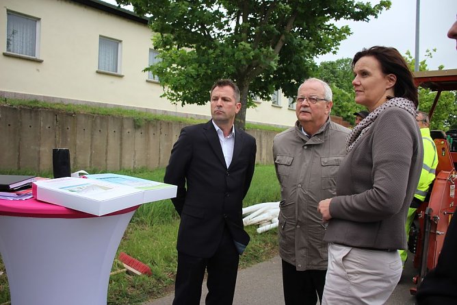 Offizieller Baustart zum geförderten Breitbandausbau (Foto: Karl-Heinz Herrmann) Offizieller Baustart zum geförderten Breitbandausbau (Foto: Karl-Heinz Herrmann)