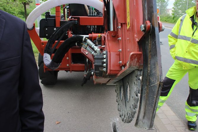 Offizieller Baustart zum geförderten Breitbandausbau (Foto: Karl-Heinz Herrmann) Offizieller Baustart zum geförderten Breitbandausbau (Foto: Karl-Heinz Herrmann)
