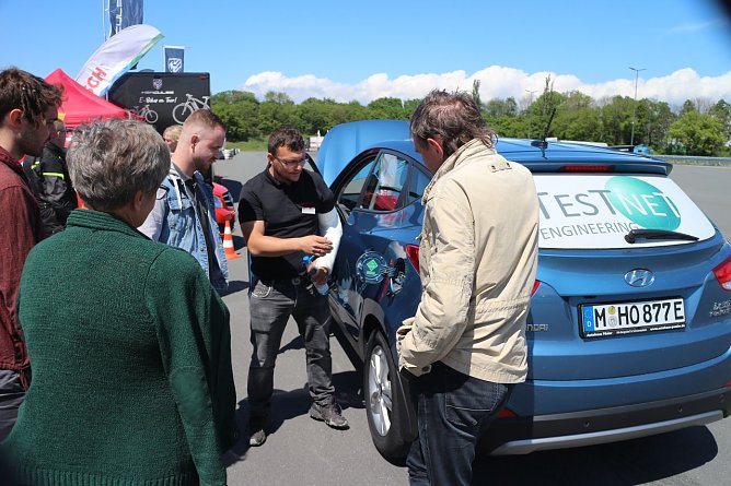 Robin Teichmann erläuterte die Brennstoffzellentechnik (Foto: Angelo Glashagel) Robin Teichmann erläuterte die Brennstoffzellentechnik (Foto: Angelo Glashagel)