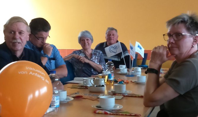 Mitglieder lauschen der Kinderbuchautorin (Foto: privat)