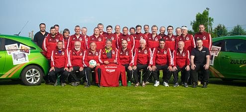 Trainingsanz&uuml;ge &uuml;bergeben (Foto: privat)