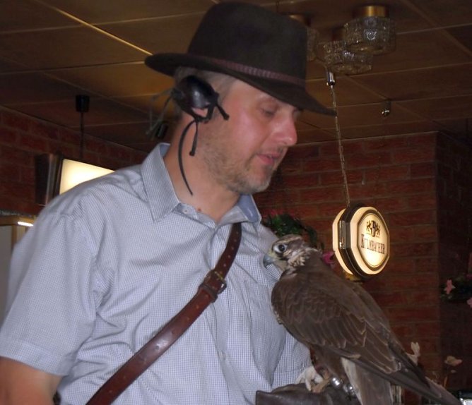 Luca Falke und Wüsten-Bussard Uschi zu Besuch im WB 4 (Foto: Thomas Leipold) Luca Falke und Wüsten-Bussard Uschi zu Besuch im WB 4 (Foto: Thomas Leipold)