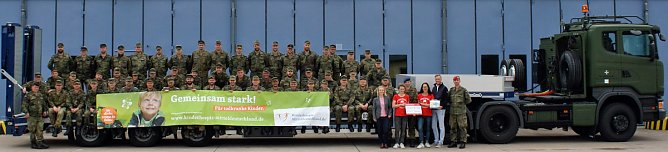 Spende an hilfsbedürftige Kinder (Foto: Bw, Christian Roghan) Spende an hilfsbedürftige Kinder (Foto: Bw, Christian Roghan)