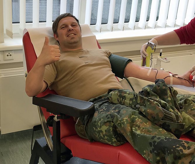 Spende an hilfsbedürftige Kinder (Foto: Bw, Christian Roghan) Spende an hilfsbedürftige Kinder (Foto: Bw, Christian Roghan)