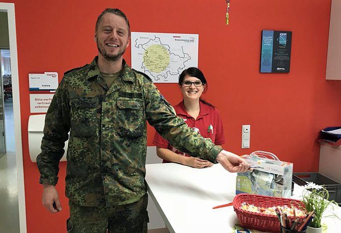 Spende an hilfsbedürftige Kinder (Foto: Bw, Christian Roghan) Spende an hilfsbedürftige Kinder (Foto: Bw, Christian Roghan)