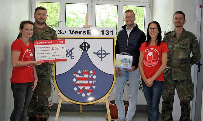 Spende an hilfsbedürftige Kinder (Foto: Bw, Christian Roghan) Spende an hilfsbedürftige Kinder (Foto: Bw, Christian Roghan)