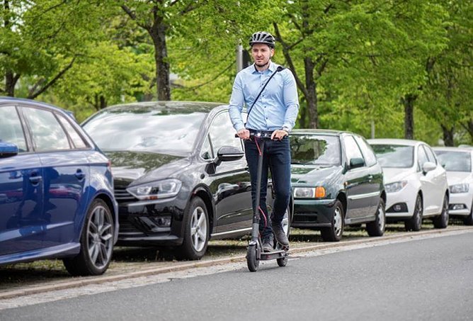 Um E-Scooter im Straßenverkehr zu nutzen, braucht man eine Versicherung (Foto: HUK Coburg) Um E-Scooter im Straßenverkehr zu nutzen, braucht man eine Versicherung (Foto: HUK Coburg)