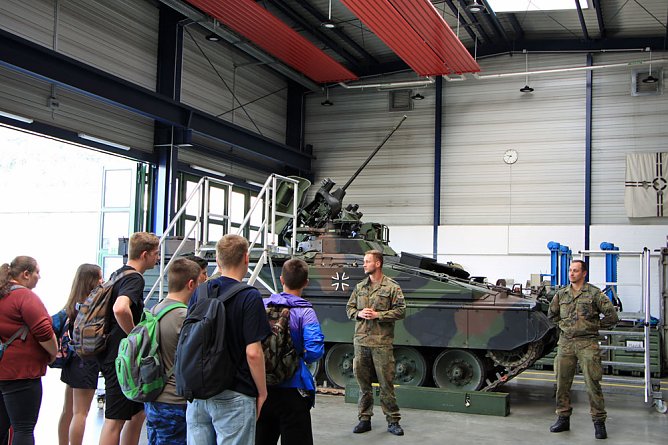Mögliche Berufe bei der Bundeswehr vorgestellt (Foto: Bw Robert Fuchs) Mögliche Berufe bei der Bundeswehr vorgestellt (Foto: Bw Robert Fuchs)