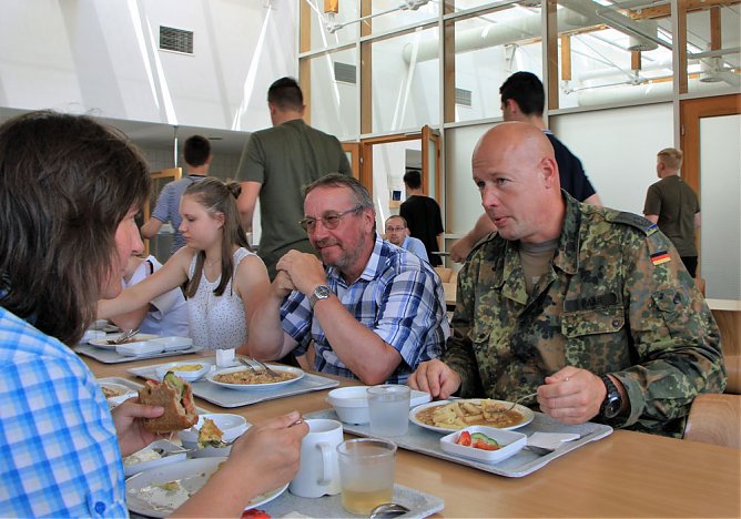 Mögliche Berufe bei der Bundeswehr vorgestellt (Foto: Bw Tobias Bachmann) Mögliche Berufe bei der Bundeswehr vorgestellt (Foto: Bw Tobias Bachmann)