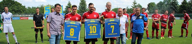 Spieler und Schiedsrichter verabschiedet (Foto: Karl-Heinz Herrmann) Spieler und Schiedsrichter verabschiedet (Foto: Karl-Heinz Herrmann)