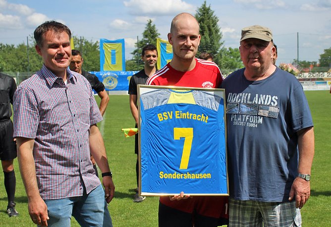 Spieler und Schiedsrichter verabschiedet (Foto: Karl-Heinz Herrmann) Spieler und Schiedsrichter verabschiedet (Foto: Karl-Heinz Herrmann)