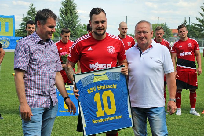 Spieler und Schiedsrichter verabschiedet (Foto: Karl-Heinz Herrmann) Spieler und Schiedsrichter verabschiedet (Foto: Karl-Heinz Herrmann)