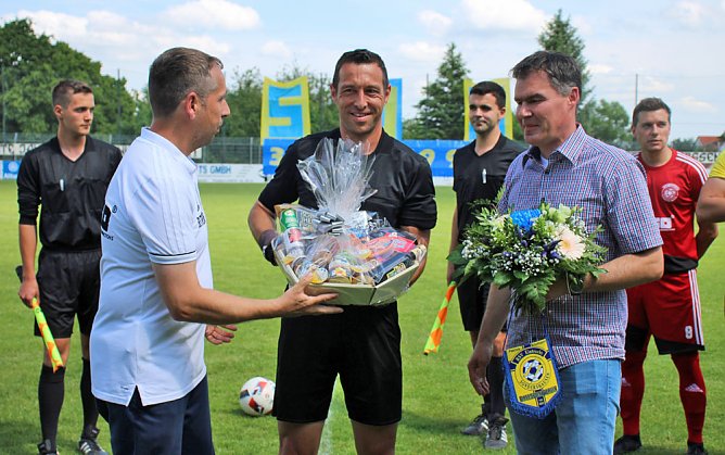 Spieler und Schiedsrichter verabschiedet (Foto: Karl-Heinz Herrmann) Spieler und Schiedsrichter verabschiedet (Foto: Karl-Heinz Herrmann)