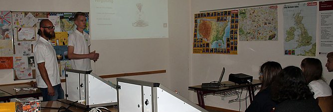 Erfolgreicher Aktionstag Schule trifft Wirtschaft” (Foto: Karl-Heinz Herrmann) Erfolgreicher Aktionstag Schule trifft Wirtschaft” (Foto: Karl-Heinz Herrmann)