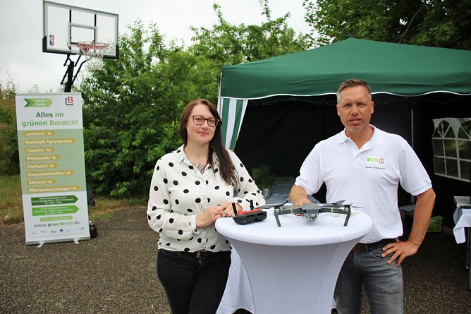 Erfolgreicher Aktionstag Schule trifft Wirtschaft” (Foto: Karl-Heinz Herrmann) Erfolgreicher Aktionstag Schule trifft Wirtschaft” (Foto: Karl-Heinz Herrmann)