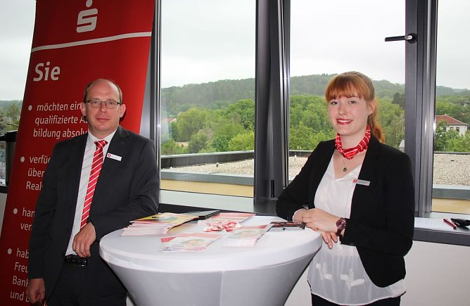 Erfolgreicher Aktionstag Schule trifft Wirtschaft” (Foto: Karl-Heinz Herrmann) Erfolgreicher Aktionstag Schule trifft Wirtschaft” (Foto: Karl-Heinz Herrmann)