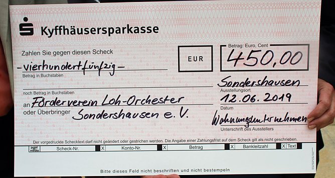 Spende für Förderverein Loh-Orchester Sondershausen (Foto: Karl-Heinz Herrmann) Spende für Förderverein Loh-Orchester Sondershausen (Foto: Karl-Heinz Herrmann)