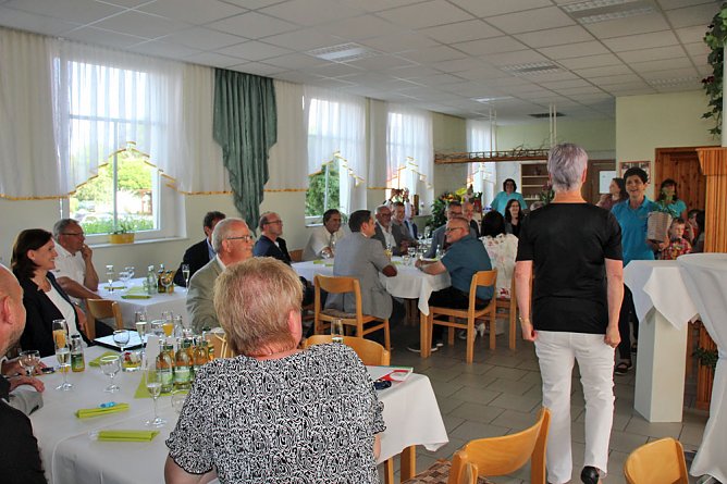 In den verdienten Ruhestand verabschiedet (Foto: Karl-Heinz Herrmann) In den verdienten Ruhestand verabschiedet (Foto: Karl-Heinz Herrmann)