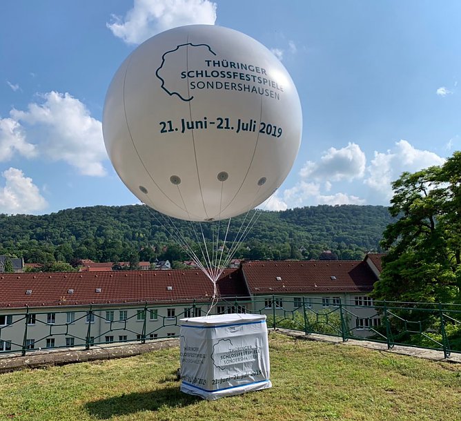 Riesenballon wirbt für die Schlossfestspiele (Foto: Plakate 2000) Riesenballon wirbt für die Schlossfestspiele (Foto: Plakate 2000)