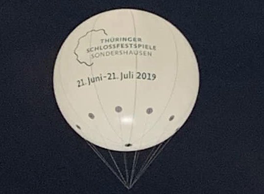 Riesenballon wirbt für die Schlossfestspiele (Foto: Plakate 2000) Riesenballon wirbt für die Schlossfestspiele (Foto: Plakate 2000)