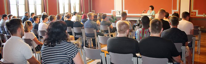 Feierliche Zeugnisausgabe im SBZ (Foto: Karl-Heinz Herrmann) Feierliche Zeugnisausgabe im SBZ (Foto: Karl-Heinz Herrmann)