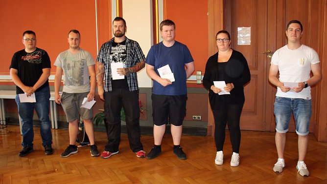 Feierliche Zeugnisausgabe im SBZ (Foto: Karl-Heinz Herrmann) Feierliche Zeugnisausgabe im SBZ (Foto: Karl-Heinz Herrmann)