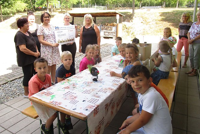 Scheck&uuml;bergabe und Zuckert&uuml;tenfest (Foto: Freizeitzentrum Artern)