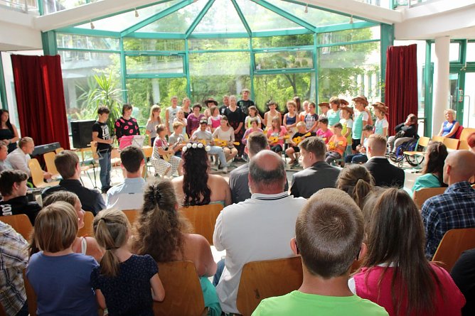 Zeugnisse überreicht (Foto: Karl-Heinz Herrmann) Zeugnisse überreicht (Foto: Karl-Heinz Herrmann)