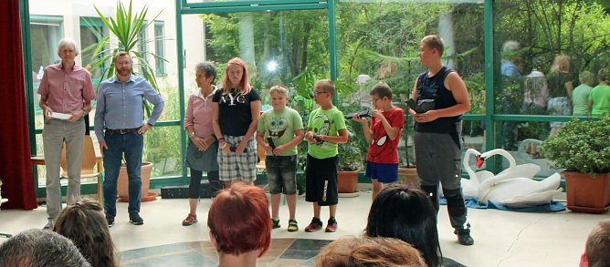 Zeugnisse überreicht (Foto: Karl-Heinz Herrmann) Zeugnisse überreicht (Foto: Karl-Heinz Herrmann)