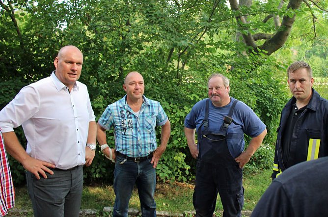 Schnelle und unkomplizierte Hilfe f&uuml;r den Parkteich (Foto: Karl-Heinz Herrmann)