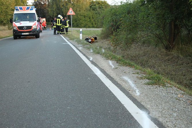 Motorradunfall auf der L1033 (Foto: Silvio Dietzel) Motorradunfall auf der L1033 (Foto: Silvio Dietzel)