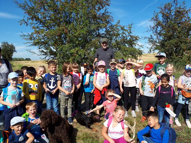 Den Wald mit allen Sinnen entdecken (Foto: GS Hohenebra)