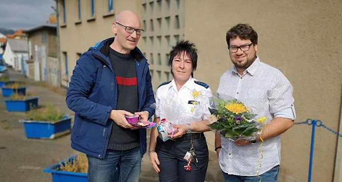 Kleines Dankeschön für Retter (Foto: Polizei) Kleines Dankeschön für Retter (Foto: Polizei)