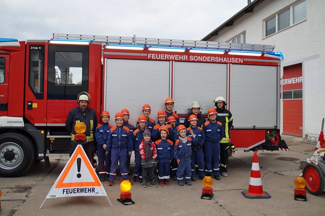 Berufsfeuerwehrtag bei der Jugendfeuerwehr Bebra (Foto: FFW Bebra) Berufsfeuerwehrtag bei der Jugendfeuerwehr Bebra (Foto: FFW Bebra)