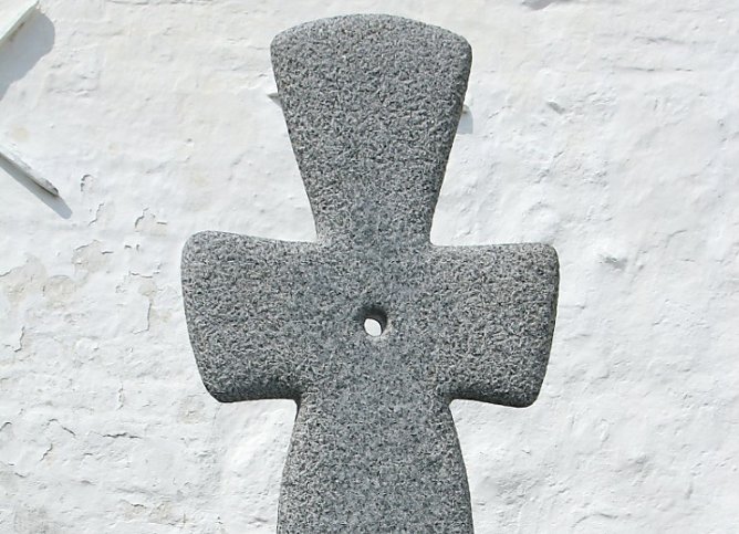 Kreuz auf dem Friedhof in Bregninge (D&auml;nemark) (Foto: Anja Bunkus)