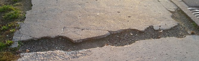 Gehwege und Straßen in der Kritik (Foto: Karl-Heinz Herrmann) Gehwege und Straßen in der Kritik (Foto: Karl-Heinz Herrmann)