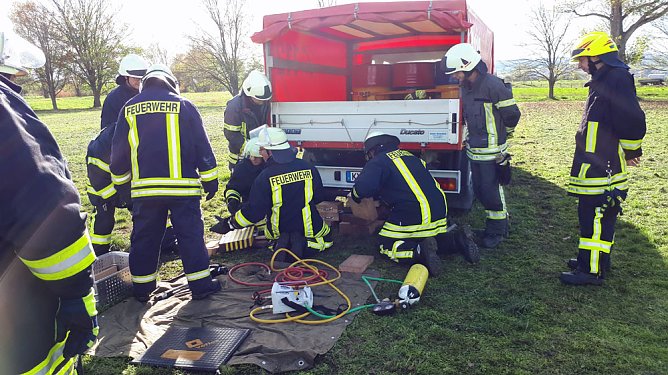 Ausbildungssamstag der Feuerwehren im Bereich Artern (Foto: Sven Linke) Ausbildungssamstag der Feuerwehren im Bereich Artern (Foto: Sven Linke)