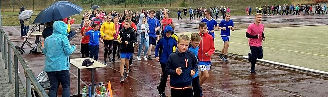 Regelschule Franzberg trotzt dem Wetter und startet Spendenlauf (Foto: RS Franzberg) Regelschule Franzberg trotzt dem Wetter und startet Spendenlauf (Foto: RS Franzberg)