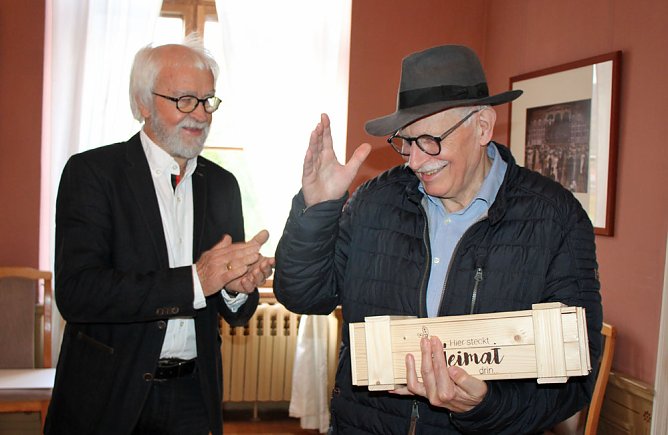 Liszt-Portrait übergeben (Foto: Karl-Heinz Herrmann) Liszt-Portrait übergeben (Foto: Karl-Heinz Herrmann)