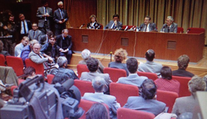 Pressekonferenz mit Schabowski (Foto: DDR-Fernsehen) Pressekonferenz mit Schabowski (Foto: DDR-Fernsehen)