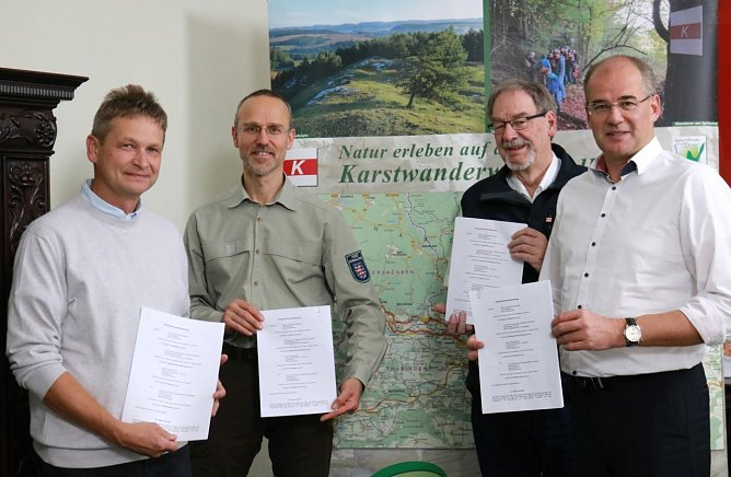 Dr. J&uuml;rgen Pusch, Leiter der Naturparkverwaltung, Gerd Thomsen, Leiter des Forstamts Bleicherode-S&uuml;dharz, Andreas Heise, Vorsitzender des F&ouml;rdervereins Karstwanderweg im Landkreis Nordhausen und Landrat Matthias Jendricke (Foto: Pressestelle Landratsamt Nordhausen)