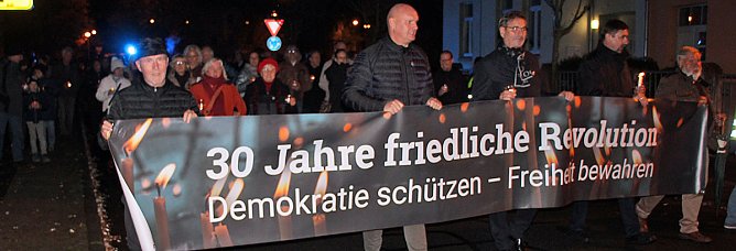 Friedensgebet mit Friedensmarsch (Foto: Karl-Heinz Herrmann) Friedensgebet mit Friedensmarsch (Foto: Karl-Heinz Herrmann)