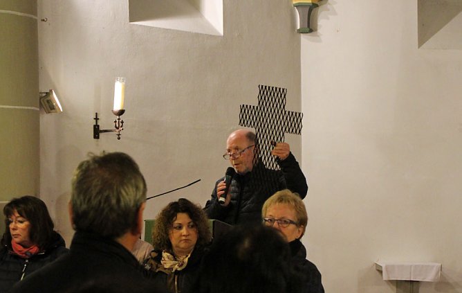 Friedensgebet mit Friedensmarsch (Foto: Karl-Heinz Herrmann) Friedensgebet mit Friedensmarsch (Foto: Karl-Heinz Herrmann)