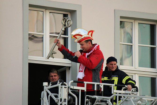 Nach Umzug Rathausschlüssel erobert? (Foto: Karl-Heinz Herrmann) Nach Umzug Rathausschlüssel erobert? (Foto: Karl-Heinz Herrmann)