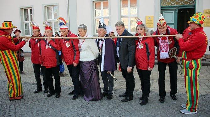 Nach Umzug Rathausschlüssel erobert? (Foto: Karl-Heinz Herrmann) Nach Umzug Rathausschlüssel erobert? (Foto: Karl-Heinz Herrmann)