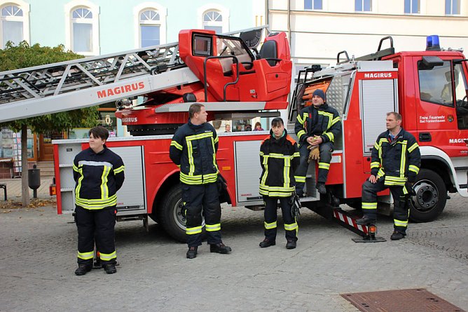 Feuerwehr hilft (Foto: Karl-Heinz Herrmann) Feuerwehr hilft (Foto: Karl-Heinz Herrmann)