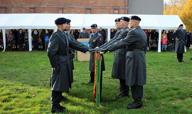 Vereidigung im Zeichen des 64. Jahrestags (Foto: Karl-Heinz Herrmann)