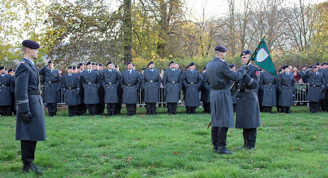 Vereidigung im Zeichen des 64. Jahrestags (Foto: Karl-Heinz Herrmann)