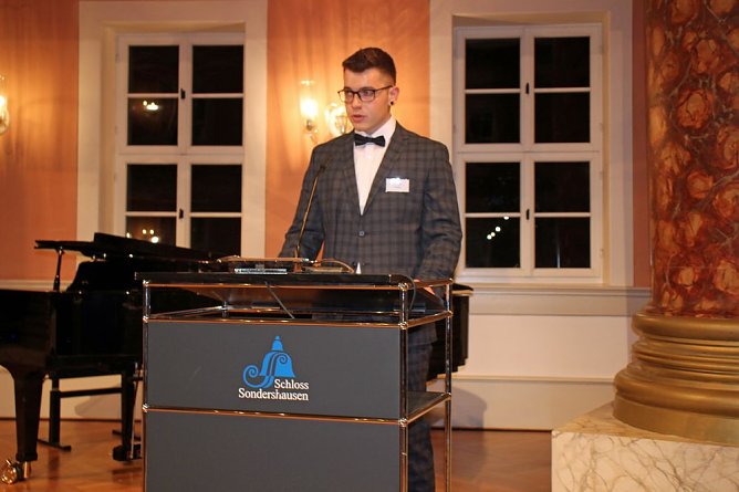 Absolventen für ausgezeichnete Ausbildungsergebnisse geehrt (Foto: Karl-Heinz Herrmann) Absolventen für ausgezeichnete Ausbildungsergebnisse geehrt (Foto: Karl-Heinz Herrmann)